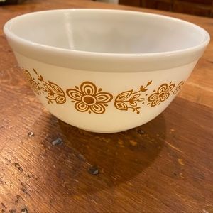 Vintage Pyrex Bowl. 1 1/2 qt
